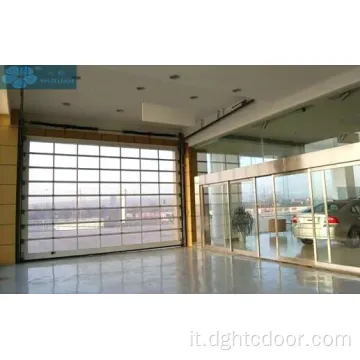 Vista completa Porta del garage in vetro automatico trasparente trasparente